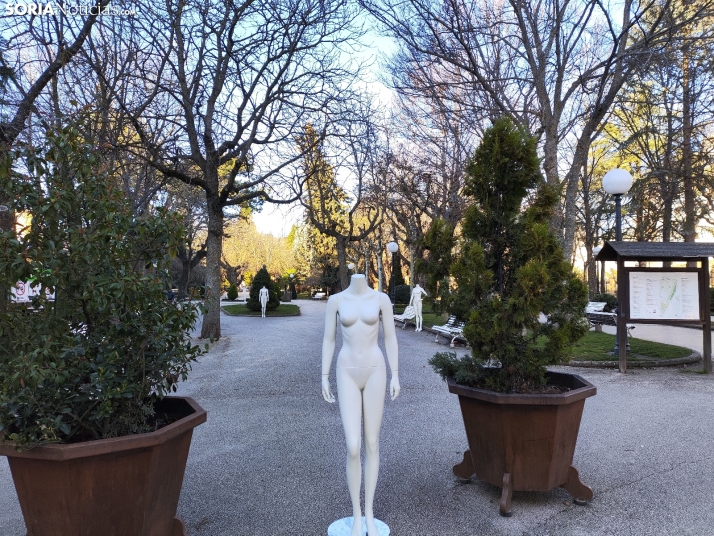 ¿Qué hacen estos maniquís en la Dehesa?