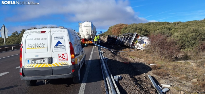 Laboriosas tareas de trasvase de pellets en El Madero