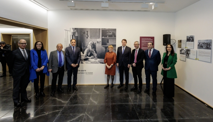 Mañueco ensalza la figura de Martín Gaite por su labor en la difusión internacional del español 