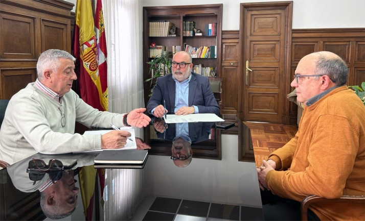 Subdelegación y Ayuntamiento de San Leonardo estudian medidas de seguridad en la travesía