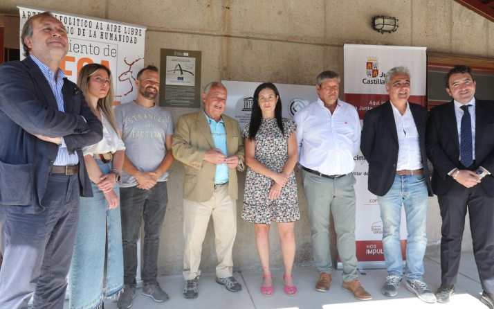 Miembros del patronano (Ángel González, izda. dtor. gral. de Turismo de la Junta de Castilla y León; Laura Vicente, alcaldesa de Fuentes de Oñoro; Ángel Román Palacios, alcalde de Castillejo de Martín Viejo; Gonzalo Santonja, consejero de Cultura, Turismo
