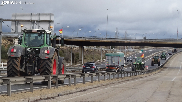Los tractores siguen por las carreteras sorianas
