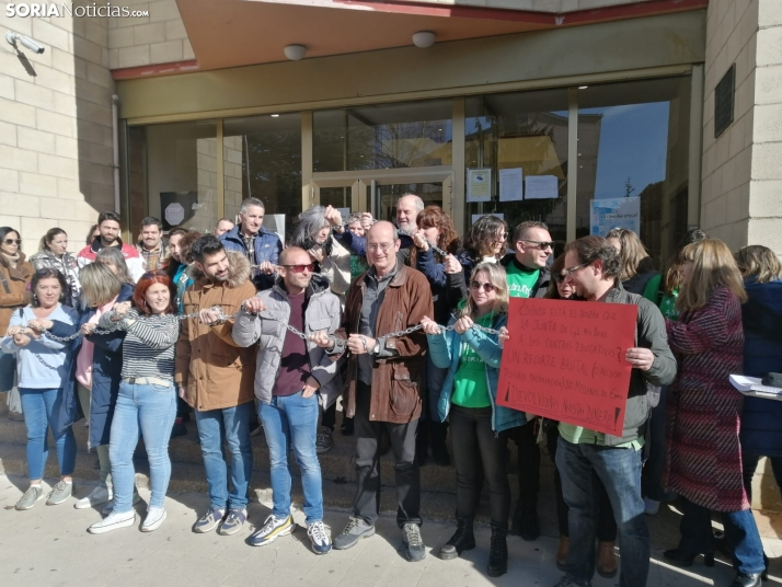 Encadenados e indignados: los docentes se concentran por los recortes del 40% en la educación pública