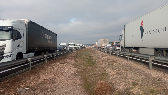 Vídeo| Los tractoristas vuelven a tomar la A-2: Cortado el tráfico entre Madrid y Barcelona