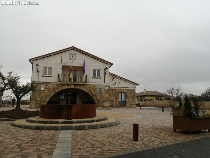 Navalcaballo estrena su nueva plaza Mayor