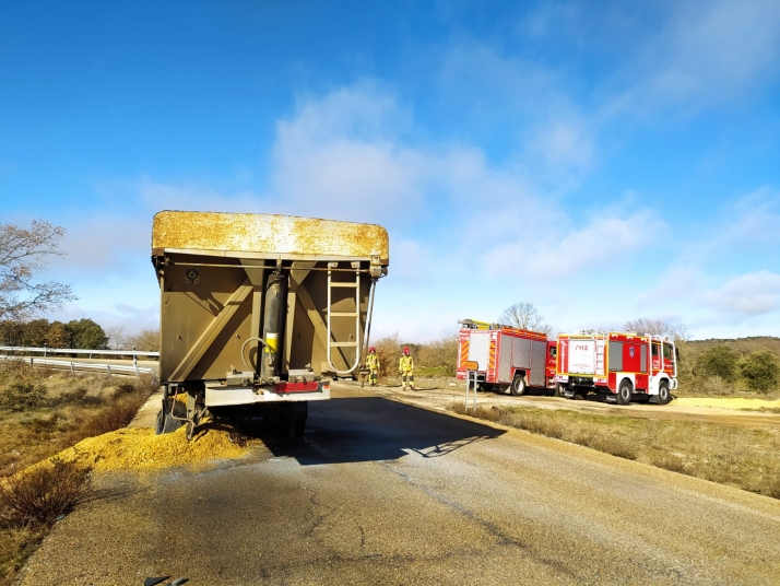 Sofocado un incendio en un camión de trigo en Soria