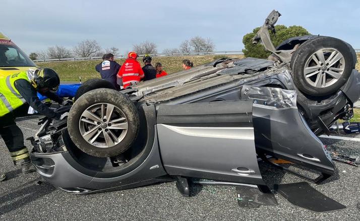 Fallece una mujer tras la salida de vía y vuelco de un turismo en Valladolid