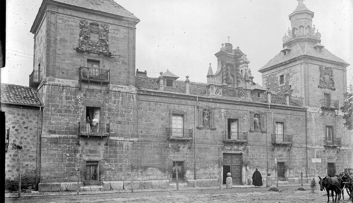Los pedestales del edificio de San Agustín, en El Burgo, volverán a su lugar inicial	