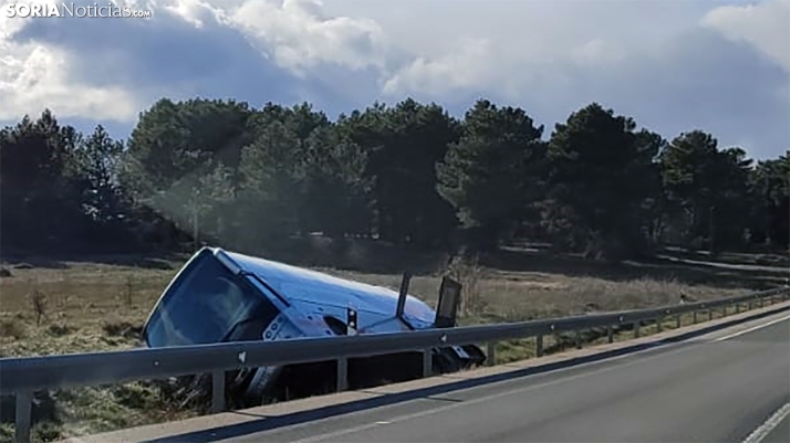 Vuelca un autobús en la N-234 cerca de Fuentetoba