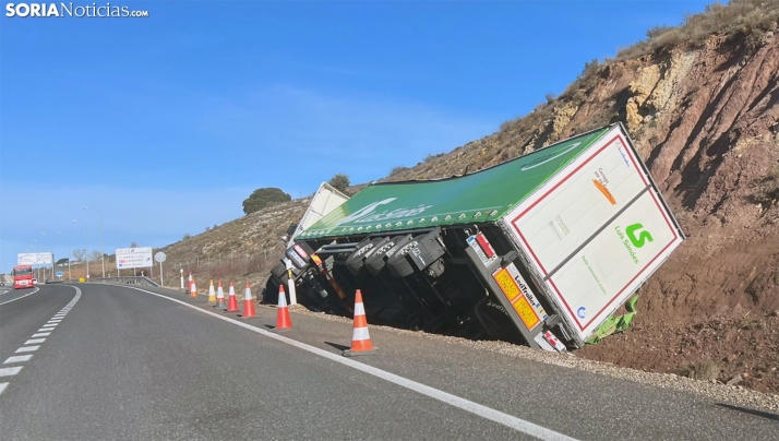 Vuelca un camión en la SO-20