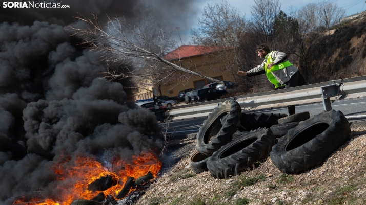 En imágenes: El movimiento 6F corta la A-2 para protestar por el futuro del campo