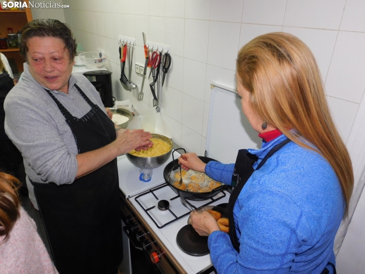 En imágenes: Así se elaboran dulces de Extremadura en el corazón de Soria