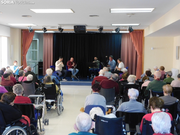 Fotos: Los residentes de Los Royales disfrutan de una mañana diferente con la Orquesta Sinfónica de Castilla y León