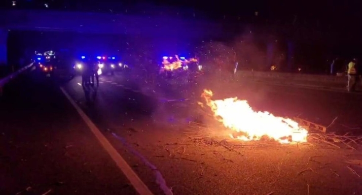 El balance del corte de la A-6 en Zamora deja nueve guardias civiles heridos y dos detenidos 
