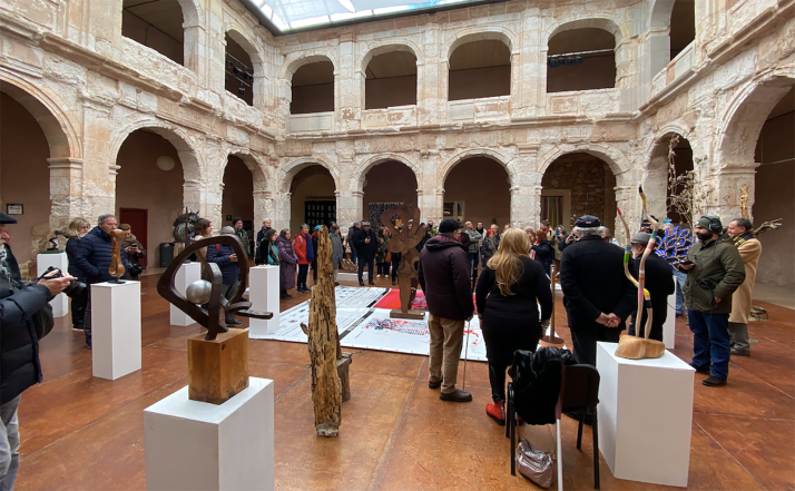 Numeroso público durante la apertura de dos exposiciones en Medinaceli