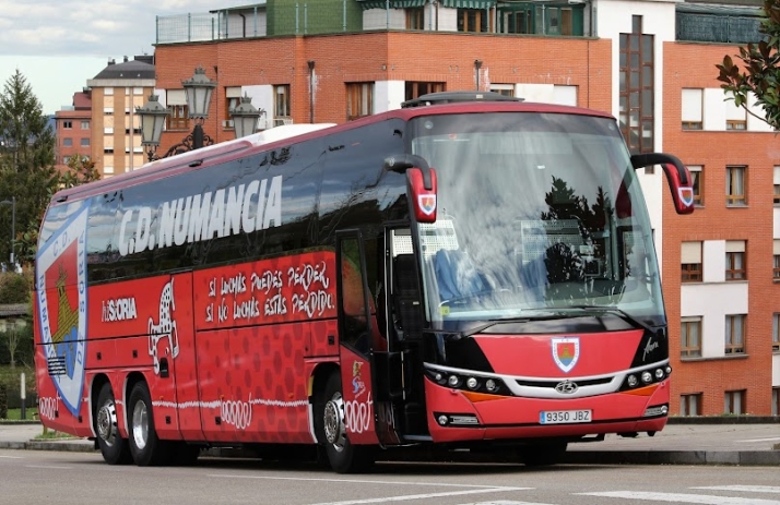 La afición del Numancia llena el primer bus para Sanse y el club pone un segundo también gratuito