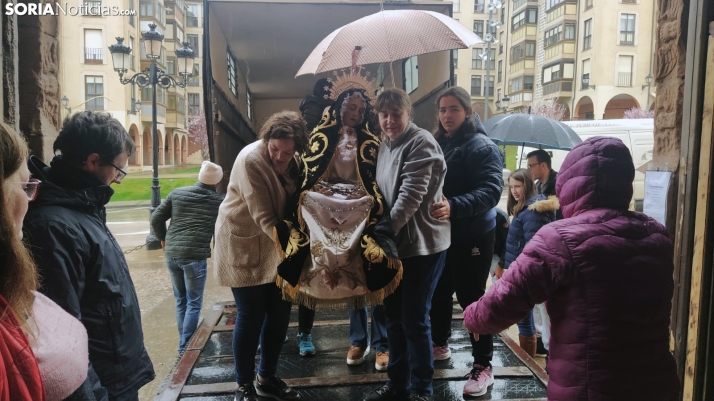 Las cofradías de La Soledad y de Las Siete Palabras trasladan sus imágenes en camión a la concatedral