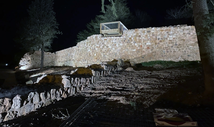 Los trabajos en la muralla prosiguen con las pruebas de iluminación y los últimos ajustes