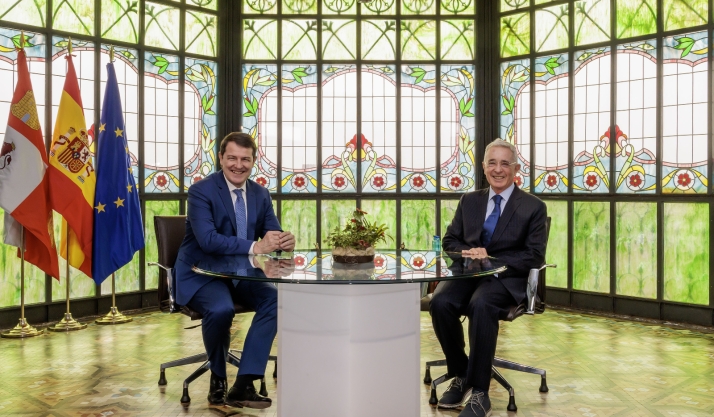 Mañueco recibe al expresidente de Colombia