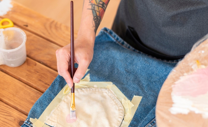 Abre una exposición de ropa pintada a mano en el Casino