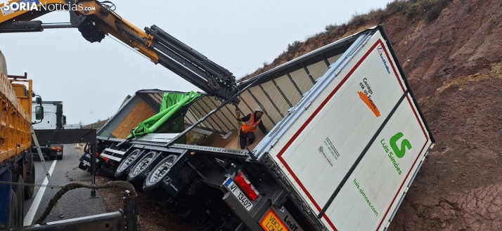 Llamativo rescate de un vehículo, y su mercancía, accidentado en Soria