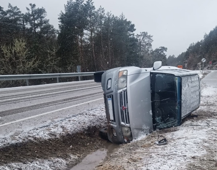 La nieve complica la circulación en Pinares y ya son varios los accidentes