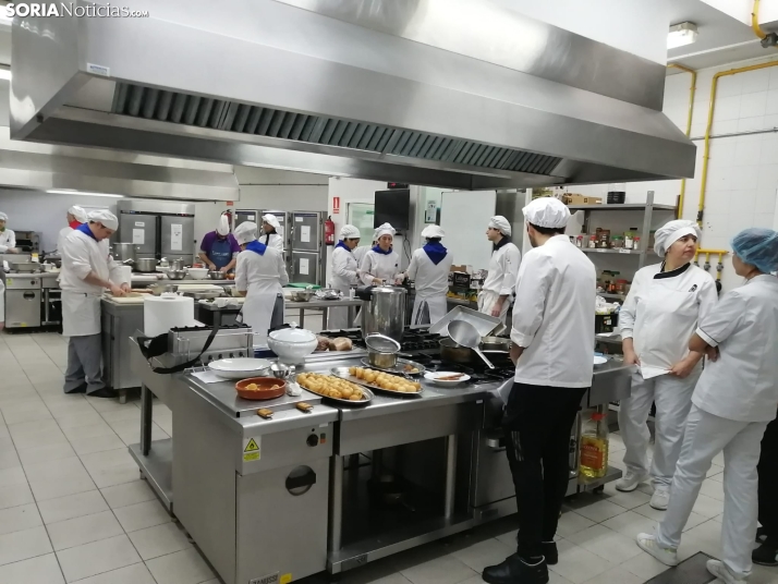Nueve alumnos con falta de visión deslumbran con su menú elaborado Cocinando a ciegas en el CIFP La Merced