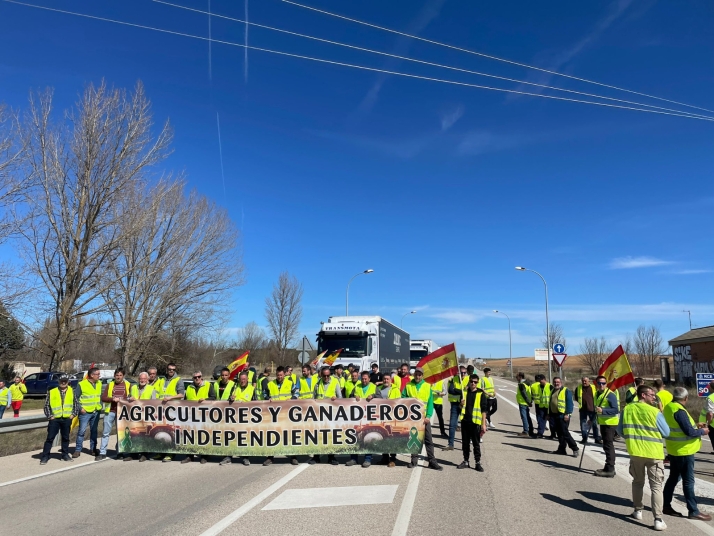 Un gran despliegue de la Guardia Civil obliga al movimiento 6F a trasladar su manifestación al acceso a la A-15