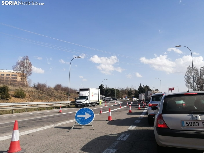 Las retenciones en la rotonda del Caballo Blanco provocan el caos en las entradas y salidas a la capital
