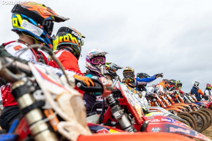 Fotos: Los pilotos de Cross Country desafían al mal tiempo en Almazán