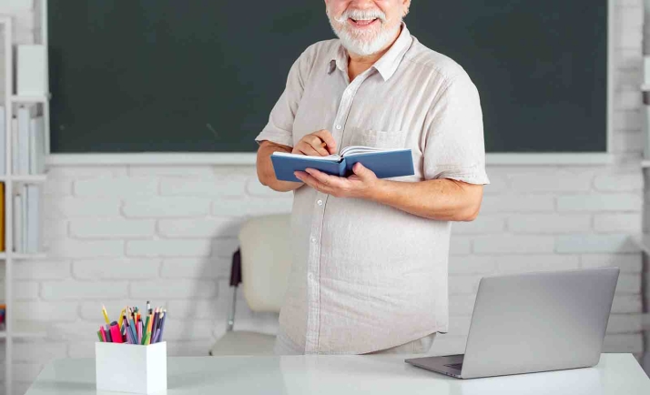 Castilla y León hace un llamamiento a los docentes jubilados