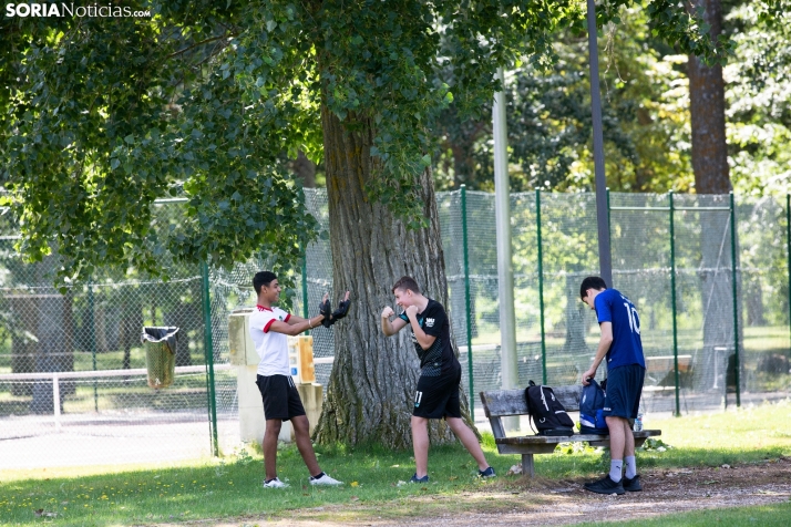 Jóvenes practican deporte en Almazán.