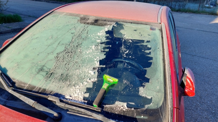 Pinares amanece cubierto de una espectacular helada primaveral