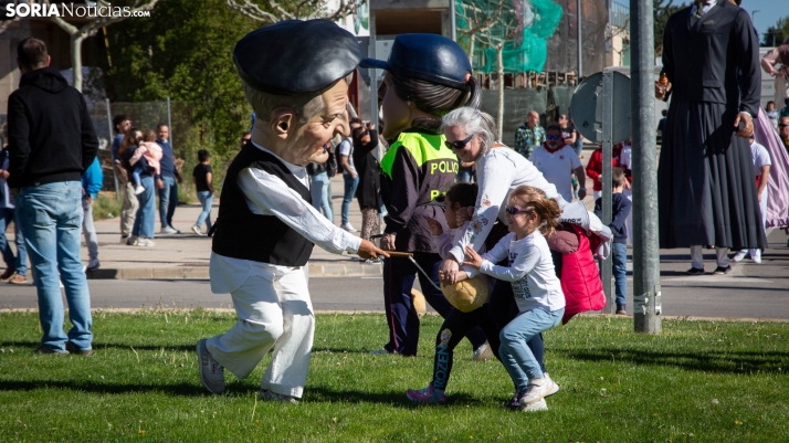 En imágenes: Golmayo se inunda de comparsas en su Gigantalia