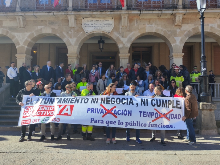 Los trabajadores estallan contra el Ayuntamiento con acusaciones de enchufismo, privatización y manipulación