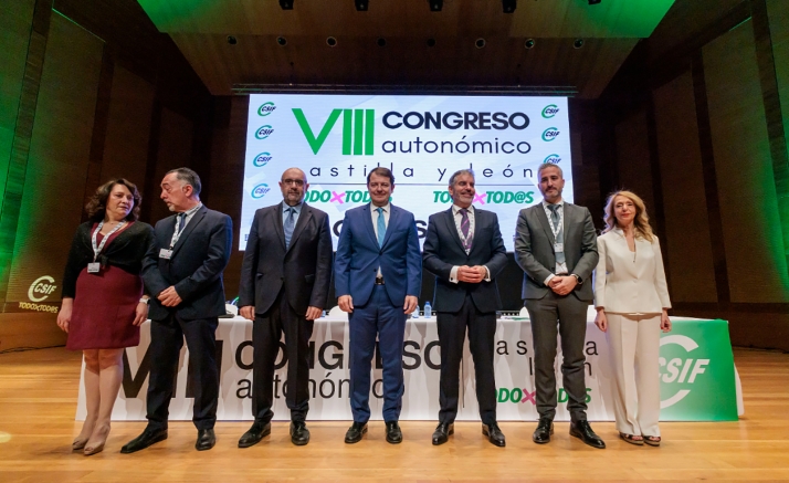 Mañueco, en el centro, flanqueado por los presidentes nacional (izda.) y regional, del sindicato. /Jta. 