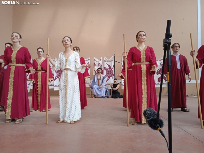 FOTOS Y NOTICIA | 400 alumnos disfrutan en Garray de la obra ‘Edipo Rey’ durante el festival de teatro clásico ‘Prósopon’