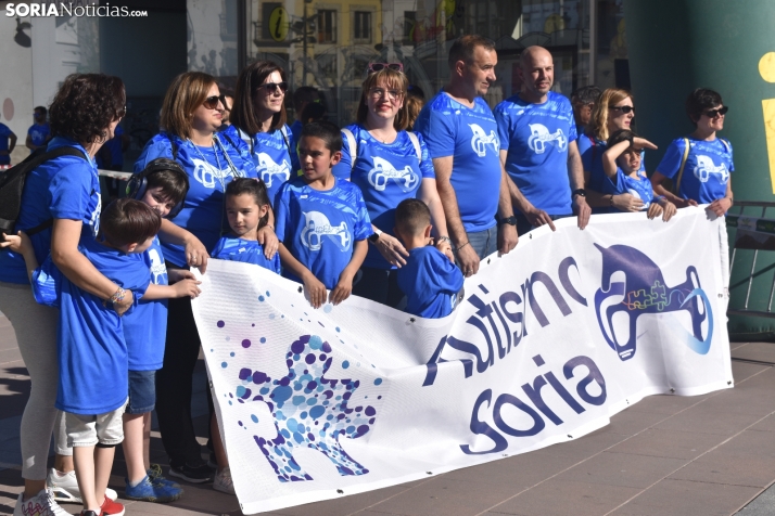 FOTOS | 1.500 corazones y millones de pasos para visibilizar el autismo