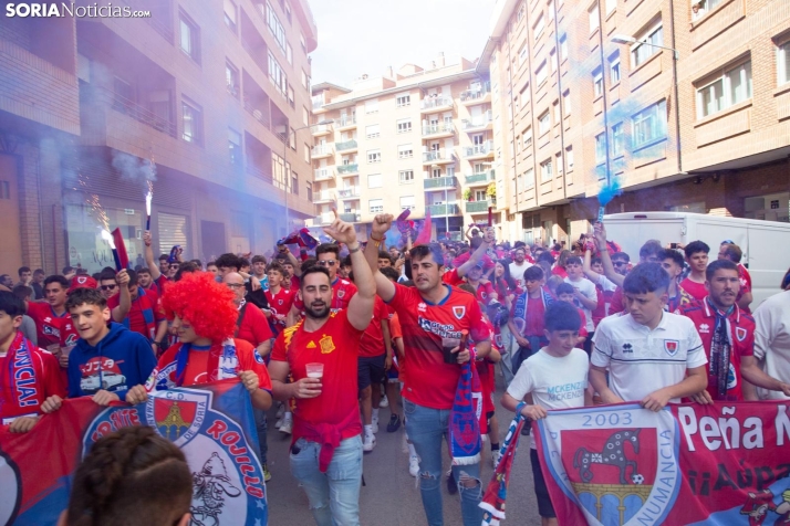 Fotos: La afición rojilla se vuelca con el Numancia antes de la final de ascenso contra el Yeclano