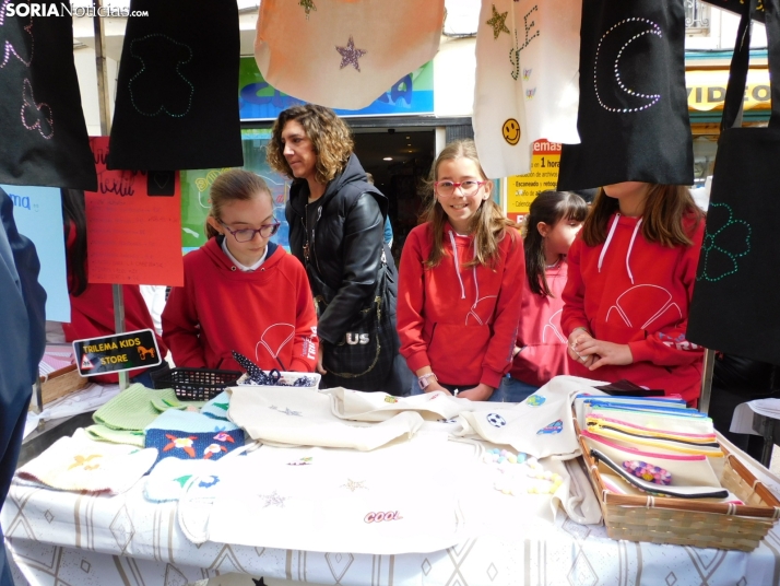 FOTOS Y NOTICIA | Más de 100 niños participan en el mercadillo de ‘Emprender en mi escuela’