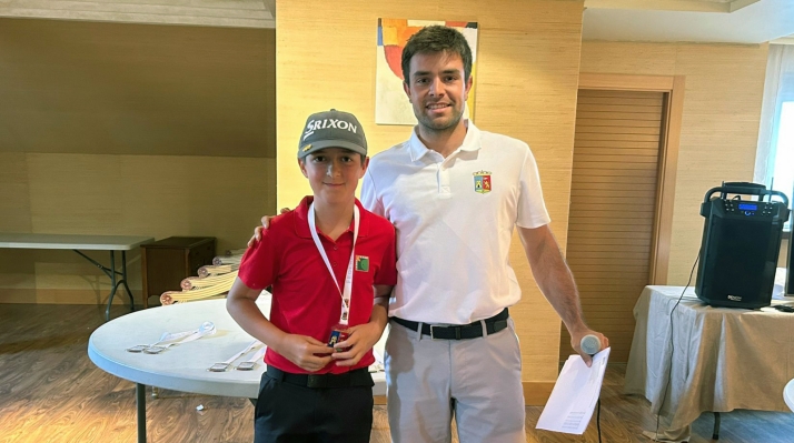 El joven golfista Enzo Jiménez gana la segunda categoría del puntuable para el Nacional de España Infantil, Alevín y Benjamín