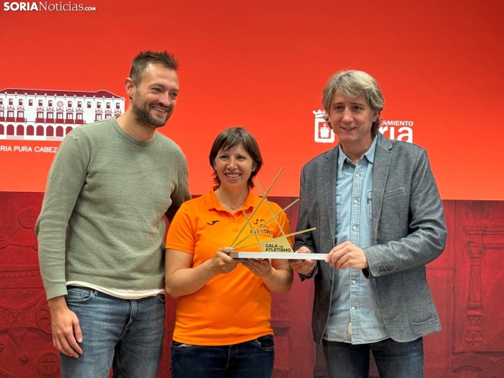 Manu Salvador, Edurne Orte y Carlos Martínez con el trofeo. /SN