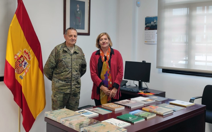 El Numantino y la Subdelegación de Defensa estrechan lazos con el intercambio de libros