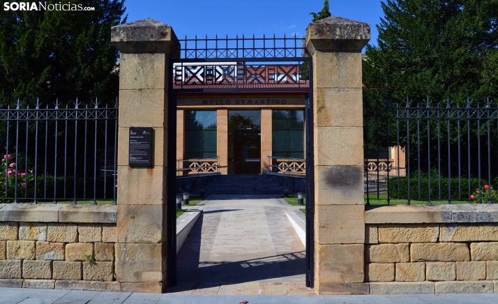 El jardín del Numantino exhibe tótems con imágenes y piezas del museo