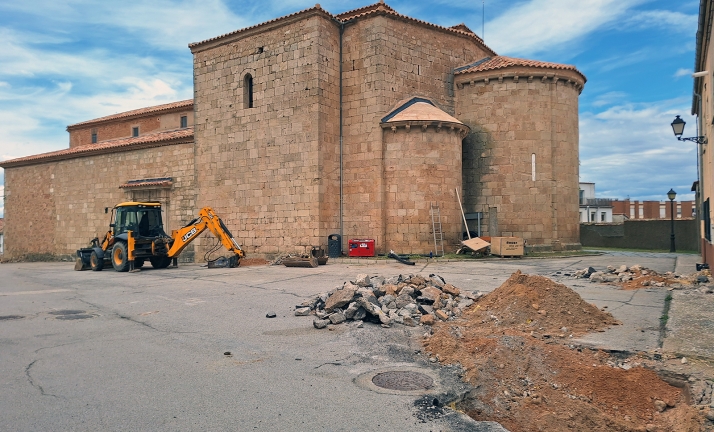 Almazán inicia las obras para la mejora del entorno de la iglesia de Campanario