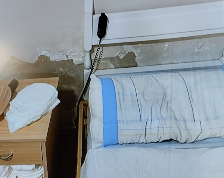 Daños estructurales, humedades, puertas rotas... El PSOE denuncia la dejadez total que sufre la residencia de El Royo