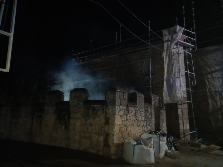 Sofocado un incendio en el patio de la iglesia de Adradas