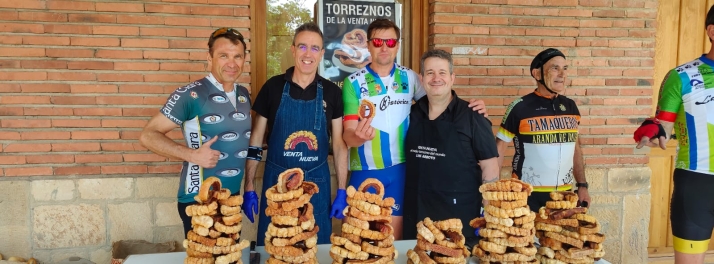 Los torreznos de la Venta Nueva, el mejor avituallamiento para los ciclistas de ‘La Histórica’