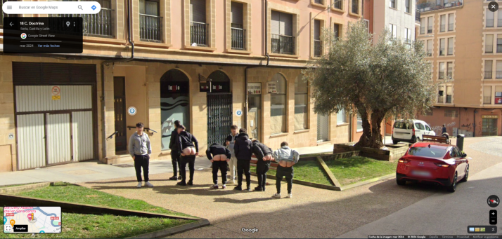 ¡Con el culo al aire! Un grupo de jóvenes sorianos hace un calvo a Google Maps