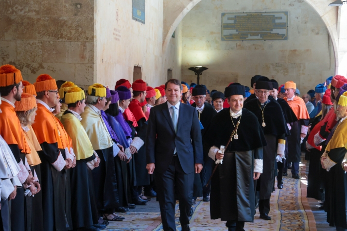 Mañueco recuerda que las universidades son espacios para la reflexión y el análisis crítico y deben estar al margen de intereses partidistas